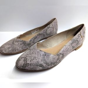 🤎5/$25🤎TOMS Gray Reptile Print Flats